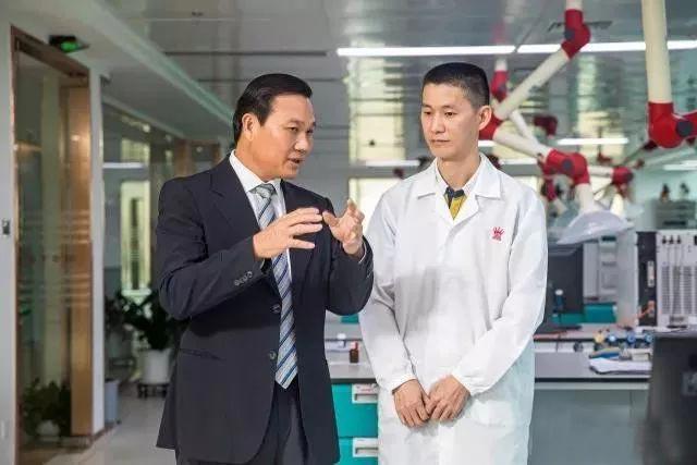 王明凡董事长在分析测试中心指导工作火器电子烟是深圳市华商生物科技